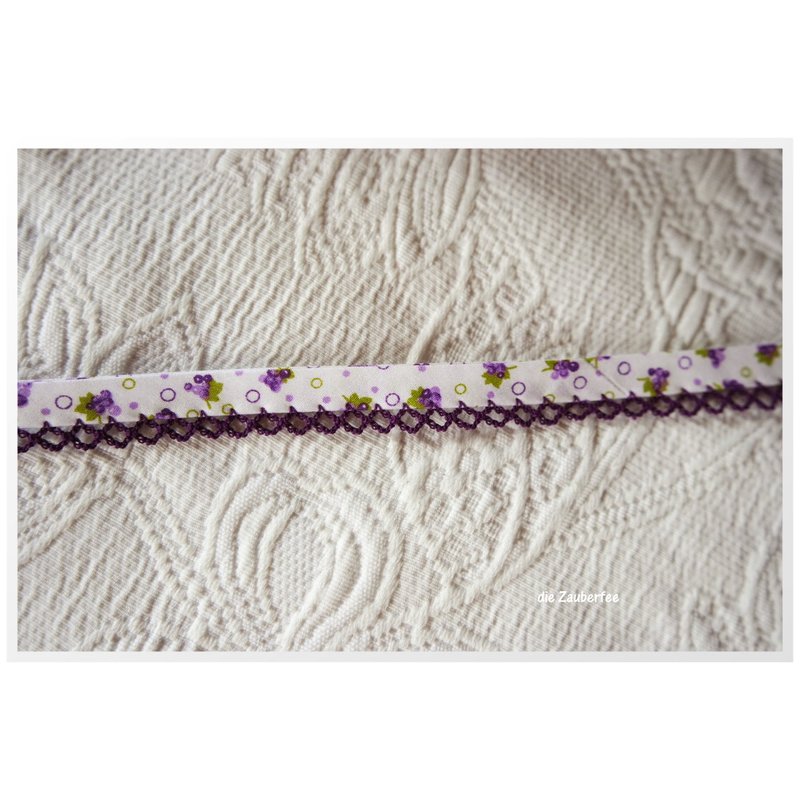Schrägband mit Häkelborte, lila, Blümchen, 3m-Stück